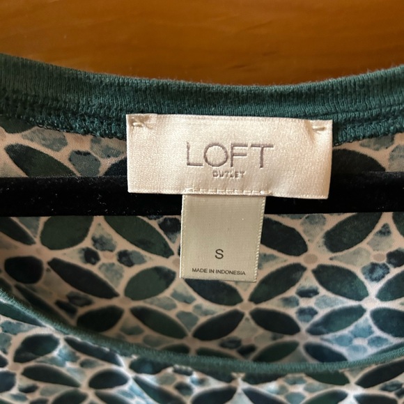 💝 3/$10.  Small Loft blouse tank top - Picture 3 of 5